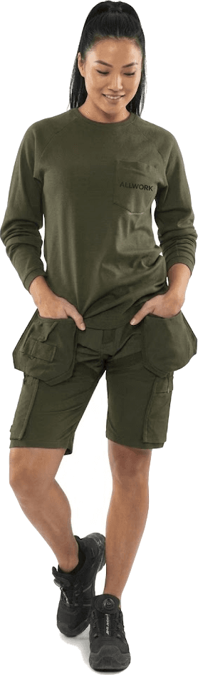 Profesional con la equipación de trabajo ALLWORK: camiseta y pantalón corto con el logotipo bordado en el bolsillo