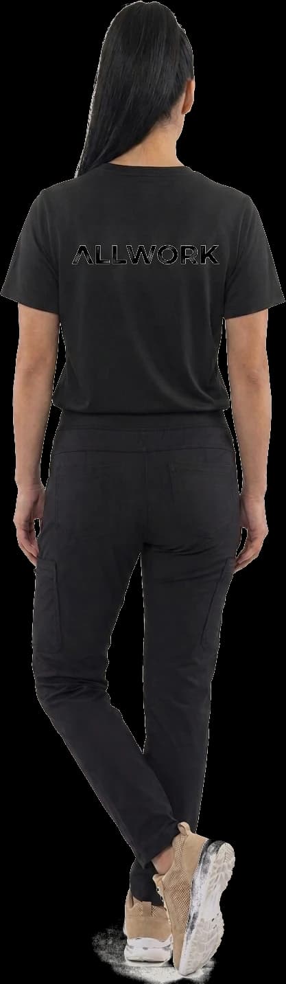 La misma equipación vista por detrás: el logotipo ALLWORK a la espalda de la camiseta