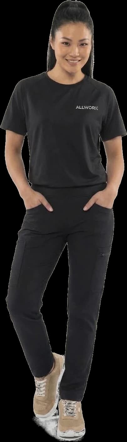 Profesional con la equipación de trabajo ALLWORK: camiseta y pantalón negros con el logotipo en el pecho