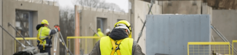 Operario con chaquetón de alta visibilidad y protección auditiva bajo la nieve